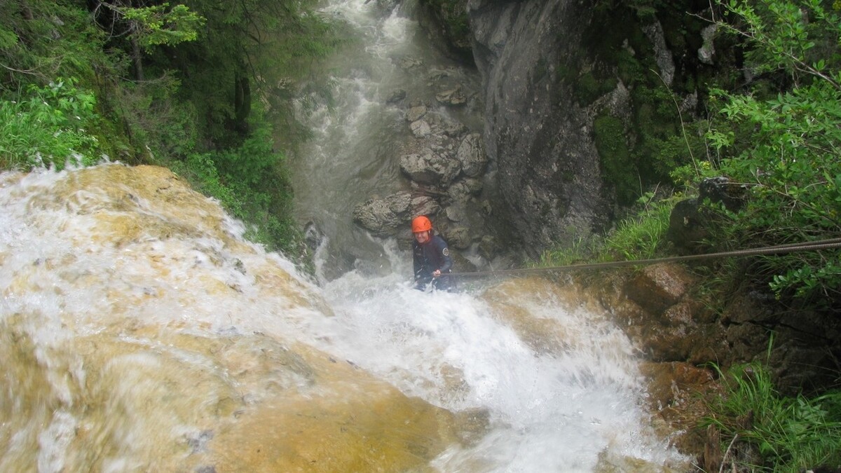 Canyoning pe Cascada Părâului Alb