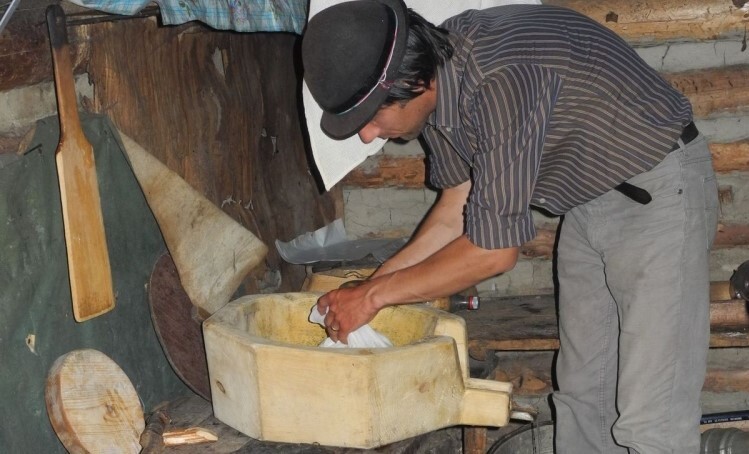 Prepararea brânzeturilor în mod tradiţional şi tură în Ghimeş