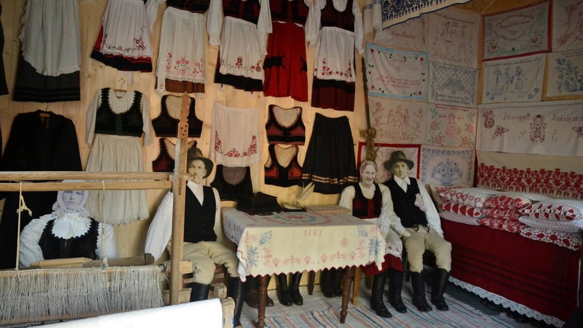 Szekler folk costume exhibition Mugeni/Bögöz