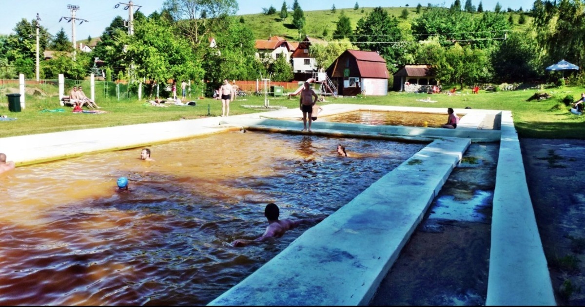 Băile Jigodin Swimming Pool with Sparkling Water